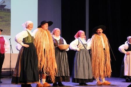 Ples in glasba izpod kamniških planin v izvedbi Folklorne skupine Kamnik in njihovih prijateljev  (23)